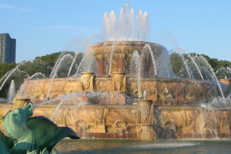 Buckingham Fountain spraying water with Chicago skyline in background.