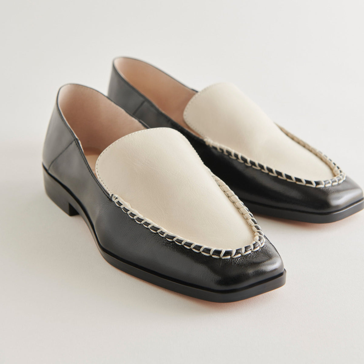 BENY WIDE FLATS WHITE BLACK CRINKLE PATENT - re:vita